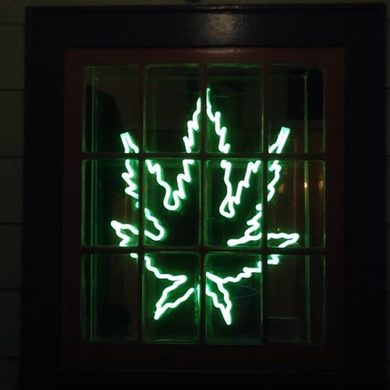 neon-business-sign-eugene-cannabis-12